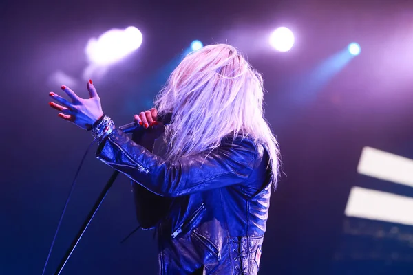 Zagreb, Hırvatistan - 25 Haziran, 2018: İngiliz-Amerikan indie rock grubu Kills göl Jarun, Zagreb, Hırvatistan bulunan 13 Inmusic festivalin ilk günü sırasında Otp dünya sahnesinde gerçekleştirir. 