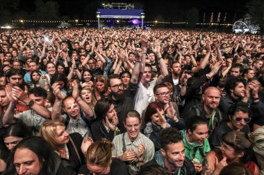 Zagreb, Hırvatistan - 27 Haziran, 2018: seyirci 13 Inmusic Festivali sırasında ana sahnede Amerikan rock grubu Interpol performans sırasında bulunan göl Jarun, Zagreb, Hırvatistan. 