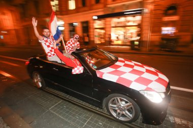 Zagreb, Hırvatistan - 11 Temmuz 2018: 2:1 zaferini kutluyor Hırvat futbol taraftarları Hırvatistan – İngiltere'de semifinales FIFA Dünya Kupası 2018 sokaklarda Zagreb, Hırvatistan.