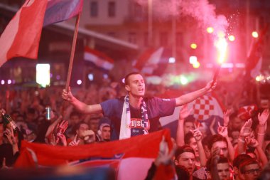 Zagreb, Hırvatistan - 11 Temmuz 2018: 2:1 zaferini kutluyor Hırvat futbol taraftarları Hırvatistan – İngiltere'de semifinales FIFA Dünya 2018 Ban Jelacic Meydanı Zagrep, Hırvatistan Kupası.