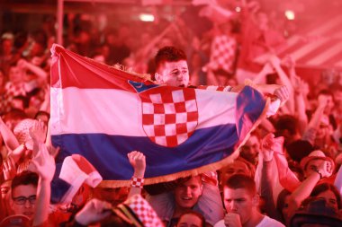 Zagreb, Hırvatistan - 11 Temmuz 2018: 2:1 zaferini kutluyor Hırvat futbol taraftarları Hırvatistan – İngiltere'de semifinales FIFA Dünya 2018 Ban Jelacic Meydanı Zagrep, Hırvatistan Kupası.