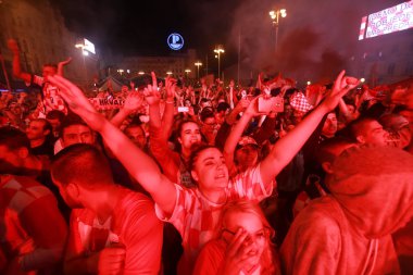 Zagreb, Hırvatistan - 11 Temmuz 2018: 2:1 zaferini kutluyor Hırvat futbol taraftarları Hırvatistan – İngiltere'de semifinales FIFA Dünya 2018 Ban Jelacic Meydanı Zagrep, Hırvatistan Kupası.