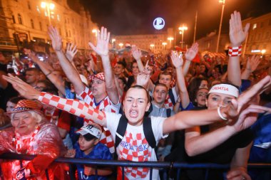 Zagreb, Hırvatistan - 11 Temmuz 2018: 2:1 zaferini kutluyor Hırvat futbol taraftarları Hırvatistan – İngiltere'de semifinales FIFA Dünya 2018 Ban Jelacic Meydanı Zagrep, Hırvatistan Kupası.