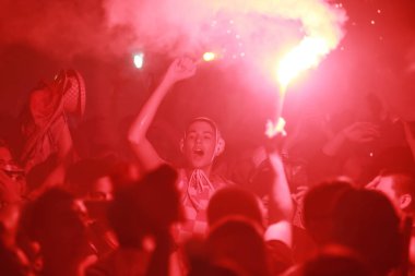 Zagreb, Hırvatistan - 11 Temmuz 2018: 2:1 zaferini kutluyor Hırvat futbol taraftarları Hırvatistan – İngiltere'de semifinales FIFA Dünya 2018 Ban Jelacic Meydanı Zagrep, Hırvatistan Kupası.