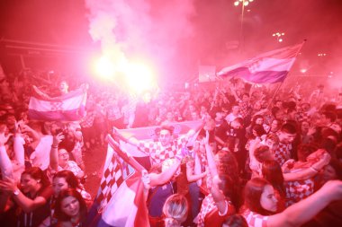 Zagreb, Hırvatistan - 11 Temmuz 2018: 2:1 zaferini kutluyor Hırvat futbol taraftarları Hırvatistan – İngiltere'de semifinales FIFA Dünya 2018 Ban Jelacic Meydanı Zagrep, Hırvatistan Kupası.