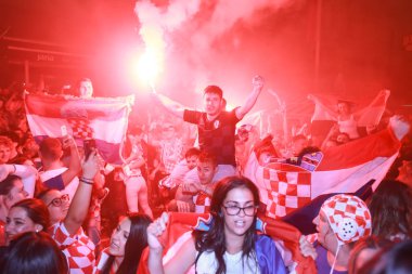 Zagreb, Hırvatistan - 11 Temmuz 2018: 2:1 zaferini kutluyor Hırvat futbol taraftarları Hırvatistan – İngiltere'de semifinales FIFA Dünya 2018 Ban Jelacic Meydanı Zagrep, Hırvatistan Kupası.