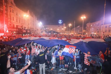Zagreb, Hırvatistan - 11 Temmuz 2018: 2:1 zaferini kutluyor Hırvat futbol taraftarları Hırvatistan – İngiltere'de semifinales FIFA Dünya 2018 Ban Jelacic Meydanı Zagrep, Hırvatistan Kupası.