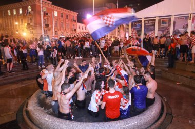 Zagreb, Hırvatistan - 11 Temmuz 2018: 2:1 zaferini kutluyor Hırvat futbol taraftarları Hırvatistan – İngiltere'de semifinales FIFA Dünya 2018 su çeşme Mandusevac Ban Jelacic meydanında Kupası.