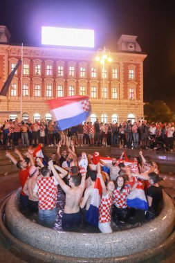 Zagreb, Hırvatistan - 11 Temmuz 2018: 2:1 zaferini kutluyor Hırvat futbol taraftarları Hırvatistan – İngiltere'de semifinales FIFA Dünya 2018 su çeşme Mandusevac Ban Jelacic meydanında Kupası.