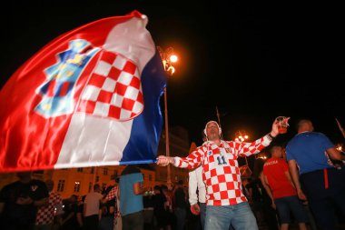 Zagreb, Hırvatistan - 11 Temmuz 2018: 2:1 zaferini kutluyor Hırvat futbol taraftarları Hırvatistan – İngiltere'de semifinales FIFA Dünya 2018 Ban Jelacic Meydanı Zagrep, Hırvatistan Kupası.