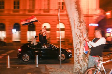 Zagreb, Hırvatistan - 11 Temmuz 2018: 2:1 zaferini kutluyor Hırvat futbol taraftarları Hırvatistan – İngiltere'de semifinales FIFA Dünya Kupası 2018 sokaklarda Zagreb, Hırvatistan.