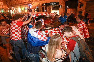 Zagreb, Hırvatistan - 11 Temmuz 2018: 2:1 zaferini kutluyor Hırvat futbol taraftarları Hırvatistan – İngiltere'de semifinales FIFA Dünya Kupası 2018 sokaklarda Zagreb, Hırvatistan.