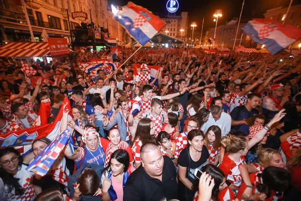 ザグレブ クロアチア 2018 クロアチアのサッカー ファン の勝利を祝ってクロアチア イングランド戦 Semifinales Fifa ワールド — ストック写真