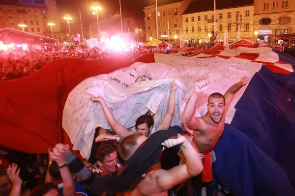 Zagreb Kroatien Juli 2018 Kroatische Fußballfans Feiern Den Sieg Kroatiens — Stockfoto