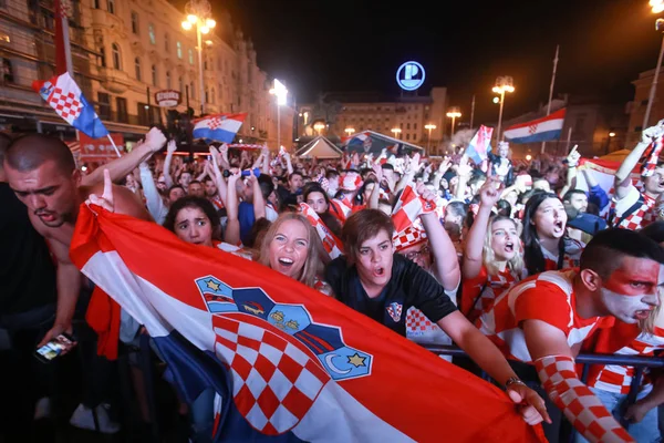 Zagreb, Hırvatistan - 11 Temmuz 2018: 2:1 zaferini kutluyor Hırvat futbol taraftarları Hırvatistan – İngiltere'de semifinales FIFA Dünya 2018 Ban Jelacic Meydanı Zagrep, Hırvatistan Kupası.