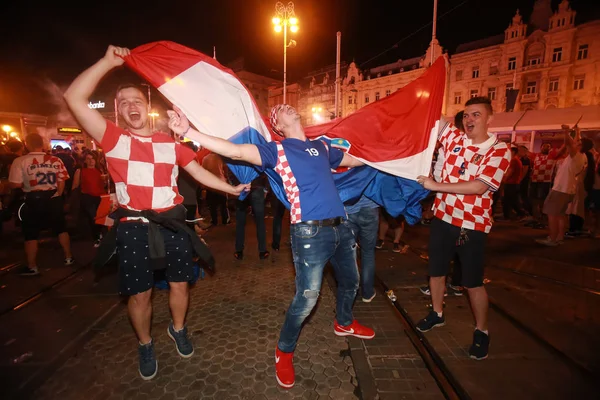 Zagreb, Hırvatistan - 11 Temmuz 2018: 2:1 zaferini kutluyor Hırvat futbol taraftarları Hırvatistan – İngiltere'de semifinales FIFA Dünya 2018 Ban Jelacic Meydanı Zagrep, Hırvatistan Kupası.