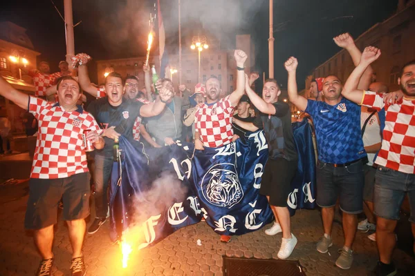 Zagreb, Hırvatistan - 11 Temmuz 2018: 2:1 zaferini kutluyor Hırvat futbol taraftarları Hırvatistan – İngiltere'de semifinales FIFA Dünya 2018 Ban Jelacic Meydanı Zagrep, Hırvatistan Kupası.