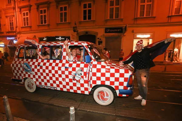 克罗地亚萨格勒布 2018年7月11日 克罗地亚球迷庆祝2 克罗地亚 英格兰在 Semifinales 国际足联世界杯2018在克罗地亚萨格勒布街头 — 图库照片