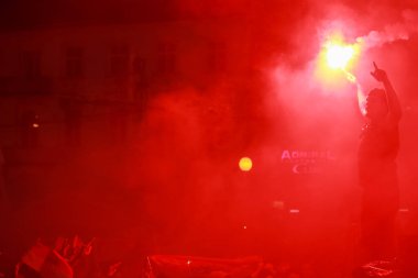 Zagreb, Hırvatistan - 11 Temmuz 2018: Hırvat futbol taraftarları içinde yarı finales FIFA Dünya futbol oyun Hırvatistan – İngiltere'de ilk amacı kutluyor Zagrep, Hırvatistan için Ban Jelacic meydanında 2018 Kupası.