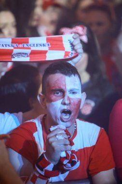 Zagreb, Hırvatistan - 11 Temmuz 2018: 2:1 zaferini kutluyor Hırvat futbol taraftarları Hırvatistan – İngiltere'de yarı finales FIFA Dünya 2018 Ban Jelacic Meydanı Zagrep, Hırvatistan Kupası.