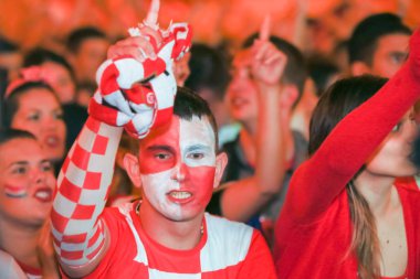 Zagreb, Hırvatistan - 11 Temmuz 2018: 2:1 zaferini kutluyor Hırvat futbol taraftarları Hırvatistan – İngiltere'de yarı finales FIFA Dünya 2018 Ban Jelacic Meydanı Zagrep, Hırvatistan Kupası.