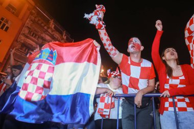 Zagreb, Hırvatistan - 11 Temmuz 2018: 2:1 zaferini kutluyor Hırvat futbol taraftarları Hırvatistan – İngiltere'de yarı finales FIFA Dünya 2018 Ban Jelacic Meydanı Zagrep, Hırvatistan Kupası.