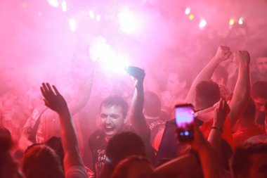 Zagreb, Hırvatistan - 11 Temmuz 2018: 2:1 zaferini kutluyor Hırvat futbol taraftarları Hırvatistan – İngiltere'de yarı finales FIFA Dünya 2018 Ban Jelacic Meydanı Zagrep, Hırvatistan Kupası.