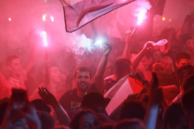 Zagreb, Hırvatistan - 11 Temmuz 2018: 2:1 zaferini kutluyor Hırvat futbol taraftarları Hırvatistan – İngiltere'de yarı finales FIFA Dünya 2018 Ban Jelacic Meydanı Zagrep, Hırvatistan Kupası.