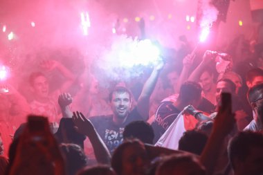 Zagreb, Hırvatistan - 11 Temmuz 2018: 2:1 zaferini kutluyor Hırvat futbol taraftarları Hırvatistan – İngiltere'de yarı finales FIFA Dünya 2018 Ban Jelacic Meydanı Zagrep, Hırvatistan Kupası.