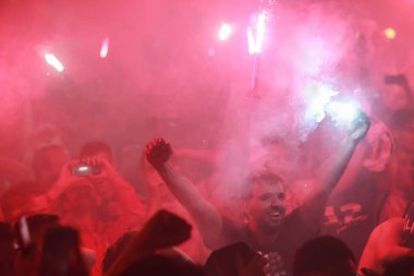 Zagreb, Hırvatistan - 11 Temmuz 2018: 2:1 zaferini kutluyor Hırvat futbol taraftarları Hırvatistan – İngiltere'de yarı finales FIFA Dünya 2018 Ban Jelacic Meydanı Zagrep, Hırvatistan Kupası.