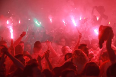 Zagreb, Hırvatistan - 11 Temmuz 2018: 2:1 zaferini kutluyor Hırvat futbol taraftarları Hırvatistan – İngiltere'de yarı finales FIFA Dünya 2018 Ban Jelacic Meydanı Zagrep, Hırvatistan Kupası.