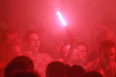 Zagreb, Hırvatistan - 11 Temmuz 2018: 2:1 zaferini kutluyor Hırvat futbol taraftarları Hırvatistan – İngiltere'de yarı finales FIFA Dünya 2018 Ban Jelacic Meydanı Zagrep, Hırvatistan Kupası.