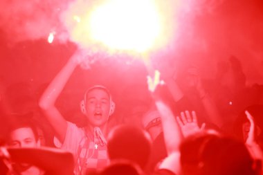 Zagreb, Hırvatistan - 11 Temmuz 2018: 2:1 zaferini kutluyor Hırvat futbol taraftarları Hırvatistan – İngiltere'de yarı finales FIFA Dünya 2018 Ban Jelacic Meydanı Zagrep, Hırvatistan Kupası.