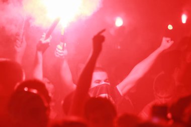 Zagreb, Hırvatistan - 11 Temmuz 2018: 2:1 zaferini kutluyor Hırvat futbol taraftarları Hırvatistan – İngiltere'de yarı finales FIFA Dünya 2018 Ban Jelacic Meydanı Zagrep, Hırvatistan Kupası.