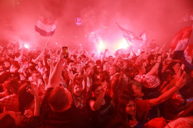 Zagreb, Hırvatistan - 11 Temmuz 2018: 2:1 zaferini kutluyor Hırvat futbol taraftarları Hırvatistan – İngiltere'de yarı finales FIFA Dünya 2018 Ban Jelacic Meydanı Zagrep, Hırvatistan Kupası.