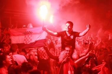 Zagreb, Hırvatistan - 11 Temmuz 2018: 2:1 zaferini kutluyor Hırvat futbol taraftarları Hırvatistan – İngiltere'de yarı finales FIFA Dünya 2018 Ban Jelacic Meydanı Zagrep, Hırvatistan Kupası.
