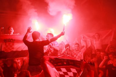 Zagreb, Hırvatistan - 11 Temmuz 2018: 2:1 zaferini kutluyor Hırvat futbol taraftarları Hırvatistan – İngiltere'de yarı finales FIFA Dünya 2018 Ban Jelacic Meydanı Zagrep, Hırvatistan Kupası.