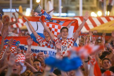 Zagreb, Hırvatistan - 11 Temmuz 2018: 2:1 zaferini kutluyor Hırvat futbol taraftarları Hırvatistan – İngiltere'de yarı finales FIFA Dünya 2018 Ban Jelacic Meydanı Zagrep, Hırvatistan Kupası.