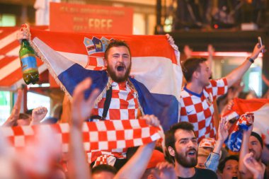 Zagreb, Hırvatistan - 11 Temmuz 2018: 2:1 zaferini kutluyor Hırvat futbol taraftarları Hırvatistan – İngiltere'de yarı finales FIFA Dünya 2018 Ban Jelacic Meydanı Zagrep, Hırvatistan Kupası.