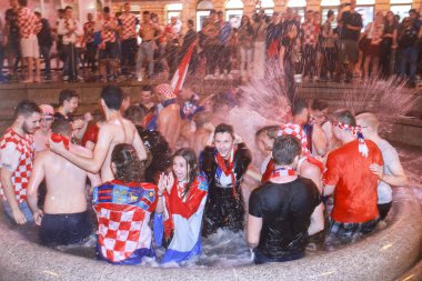 Zagreb, Hırvatistan - 11 Temmuz 2018: 2:1 zaferini kutluyor Hırvat futbol taraftarları Hırvatistan – İngiltere'de semifinales FIFA Dünya 2018 su çeşme Mandusevac Ban Jelacic meydanında Kupası.