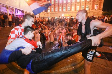 Zagreb, Hırvatistan - 11 Temmuz 2018: 2:1 zaferini kutluyor Hırvat futbol taraftarları Hırvatistan – İngiltere'de semifinales FIFA Dünya 2018 su çeşme Mandusevac Ban Jelacic meydanında Kupası.