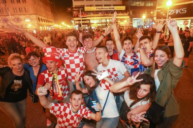 Zagreb, Hırvatistan - 11 Temmuz 2018: 2:1 zaferini kutluyor Hırvat futbol taraftarları Hırvatistan – İngiltere'de yarı finales FIFA Dünya 2018 Ban Jelacic Meydanı Zagrep, Hırvatistan Kupası.