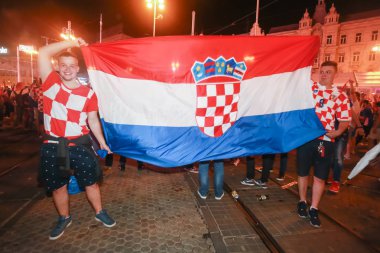 Zagreb, Hırvatistan - 11 Temmuz 2018: 2:1 zaferini kutluyor Hırvat futbol taraftarları Hırvatistan – İngiltere'de yarı finales FIFA Dünya 2018 Ban Jelacic Meydanı Zagrep, Hırvatistan Kupası.