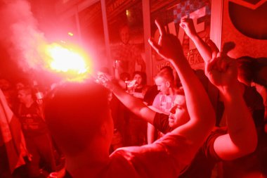 Zagreb, Hırvatistan - 11 Temmuz 2018: 2:1 zaferini kutluyor Hırvat futbol taraftarları Hırvatistan – İngiltere'de yarı finales FIFA Dünya 2018 Ban Jelacic Meydanı Zagrep, Hırvatistan Kupası.