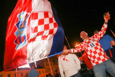 Zagreb, Hırvatistan - 11 Temmuz 2018: 2:1 zaferini kutluyor Hırvat futbol taraftarları Hırvatistan – İngiltere'de yarı finales FIFA Dünya 2018 Ban Jelacic Meydanı Zagrep, Hırvatistan Kupası.