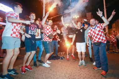 Zagreb, Hırvatistan - 11 Temmuz 2018: 2:1 zaferini kutluyor Hırvat futbol taraftarları Hırvatistan – İngiltere'de yarı finales FIFA Dünya 2018 Ban Jelacic Meydanı Zagrep, Hırvatistan Kupası.