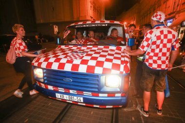 Zagreb, Hırvatistan - 11 Temmuz 2018: 2:1 zaferini kutluyor Hırvat futbol taraftarları Hırvatistan – İngiltere'de yarı finales FIFA Dünya Kupası 2018 sokaklarda Zagreb, Hırvatistan.