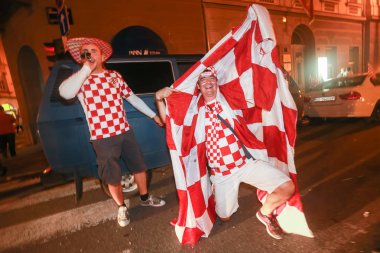 Zagreb, Hırvatistan - 11 Temmuz 2018: 2:1 zaferini kutluyor Hırvat futbol taraftarları Hırvatistan – İngiltere'de yarı finales FIFA Dünya Kupası 2018 sokaklarda Zagreb, Hırvatistan.