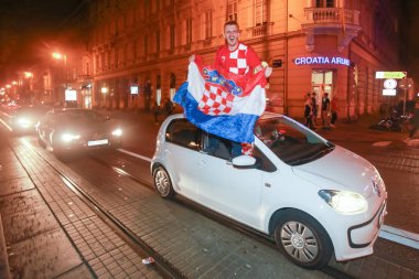 Zagreb, Hırvatistan - 11 Temmuz 2018: 2:1 zaferini kutluyor Hırvat futbol taraftarları Hırvatistan – İngiltere'de yarı finales FIFA Dünya Kupası 2018 sokaklarda Zagreb, Hırvatistan.