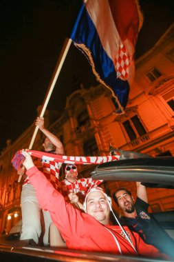 Zagreb, Hırvatistan - 11 Temmuz 2018: 2:1 zaferini kutluyor Hırvat futbol taraftarları Hırvatistan – İngiltere'de yarı finales FIFA Dünya Kupası 2018 sokaklarda Zagreb, Hırvatistan.